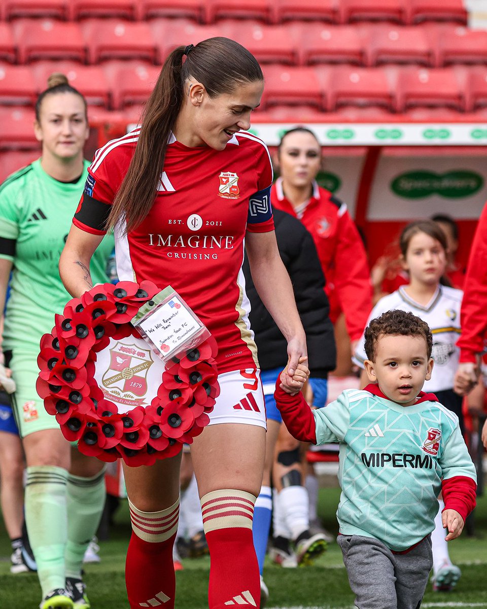SwindonTownWFC's tweet photo. #LestWeForget 🌹 https://t.co/LLN3qbpYvM