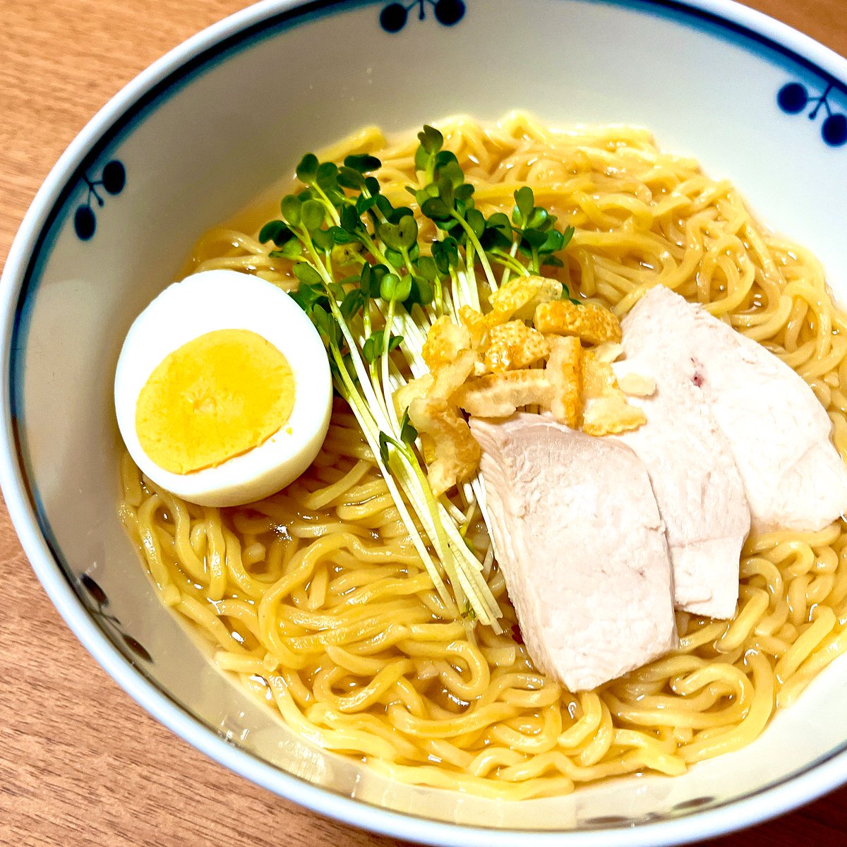 【まんがライフオリジナル12月号】
今月の『めんつゆひとり飯』はラーメン沼に堕ちた面堂父🍜とそれを祝福する鳴門さんの塩ラーメン回です🍥めんつゆレシピでもなく簡単レシピでもない罪で面堂さんが急遽裁判にかけられる！よろしくお願いします！