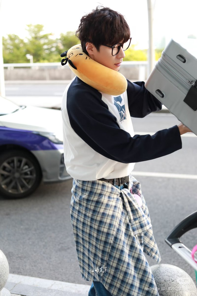 jijeju5's tweet photo. #LinYi gave his birthday merch gift a ‘neck pillow’ to #LuYuxiao, #WangBowen, and probably the other cast members too 😻

#WhenIMeetTheMoon https://t.co/bjyXGqVemT