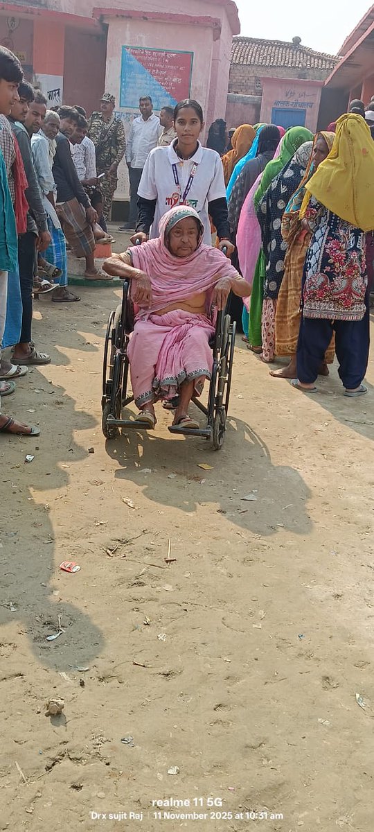 घोड़ासहन में दिव्यांगजन मतदाताओं को व्हीलचेयर की सुविधा उपलब्ध कराई गई..
<a href="/CEOBihar/">Chief Electoral Officer, Bihar</a> <a href="/ECISVEEP/">Election Commission of India</a>