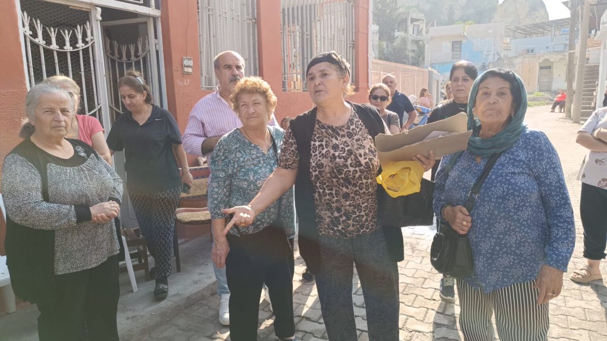 İskenderun Numune Mahallesi'nde barınma hakkı "kentsel dönüşüm" adı altında gasp ediliyor. Bölgede yaşayan yurttaşlara "işgalci" muamelesi yapılıyor ve depremde yıkılmayan evlerini boşaltmaları isteniyor. Sosyal Haklar Derneği izlenimleri aktarıyor;

sosyalhaklardernegi.org/bir-kentsel-do…