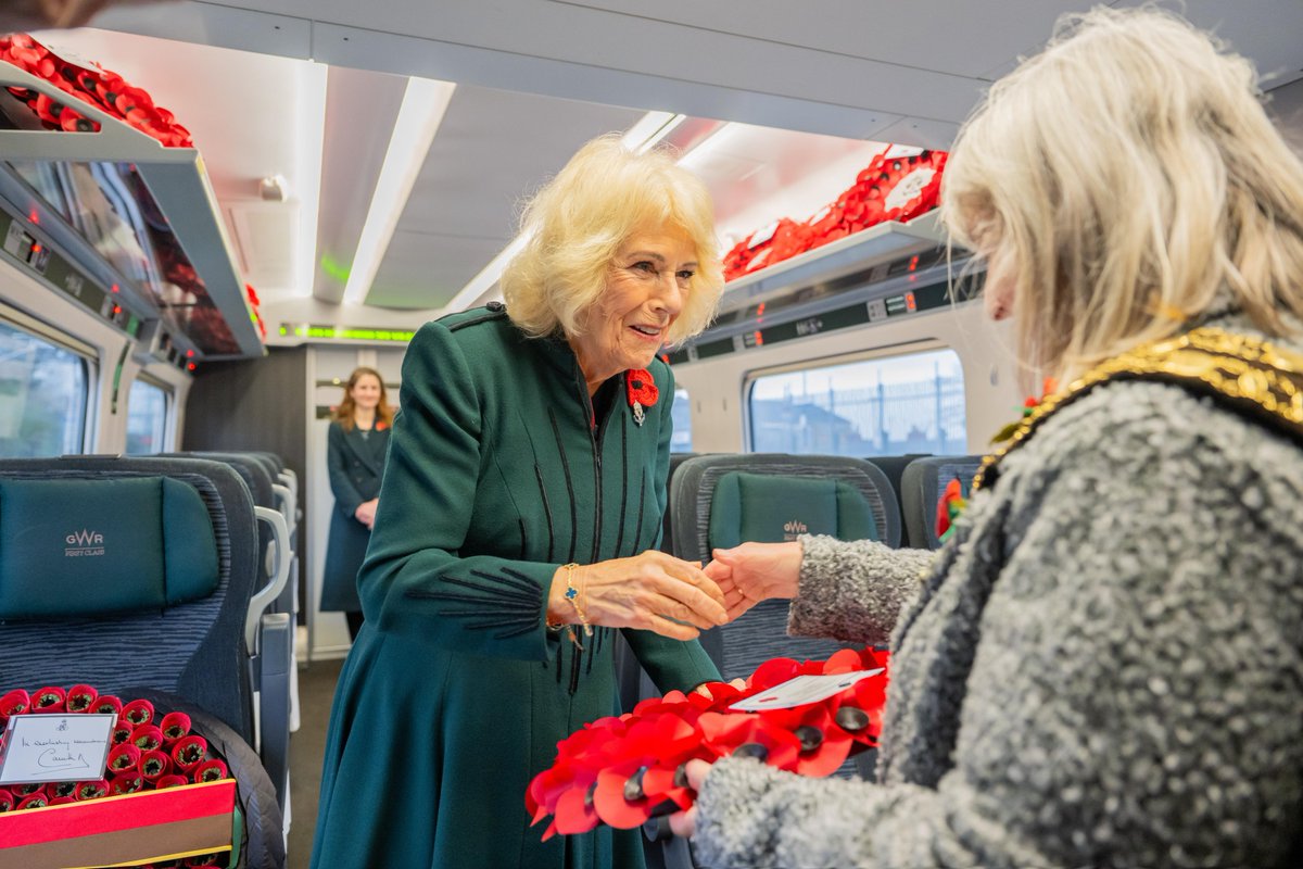 GWRHelp's tweet image. We are honoured to be joined by Her Majesty Queen Camilla for Armistice Day. 

Please join us in a 2 minute silence at 11:00 to remember all those who served and sacrificed for our country. 

Watch the Remembrance service live from London Paddington at youtube.com/live/PBoWS5Joi……