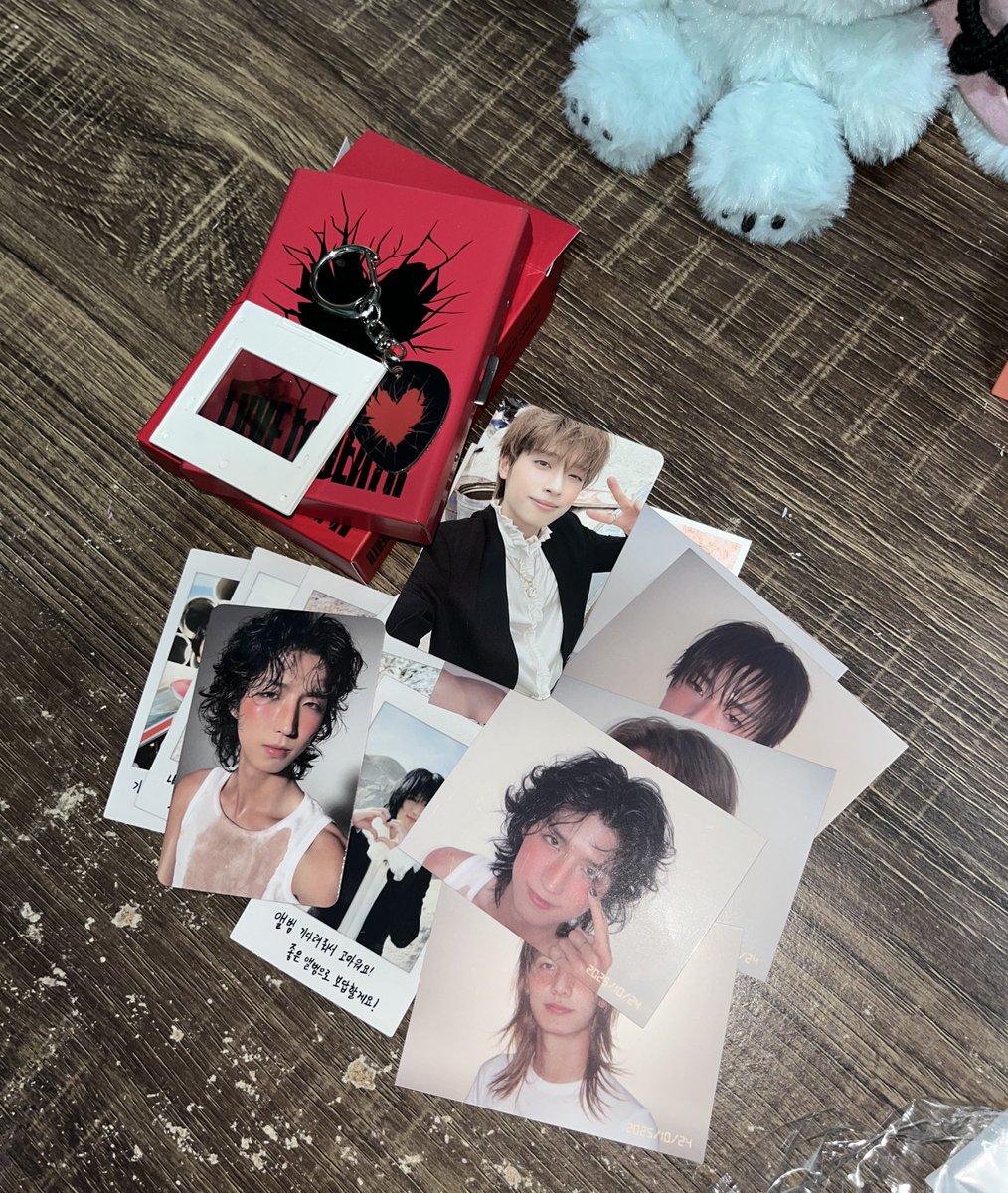 tendotmrk's tweet image. The item I’ve been waiting for finally arrived safely! Thanks for the great service~you’re the best 💕

#gr8hudafeedback @gr8huda_go 
i got Seungmin’s set and I’m still in shock😭🔥
