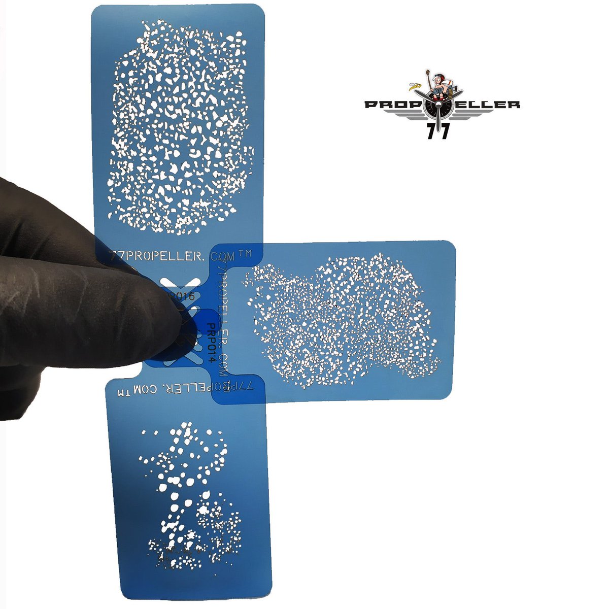 「ウェザリング、うまく決まらない…？」
エアブラシでチッピングや擦れを入れても、まだ自然さが足りない。
そんな時に使えるのが、77 Propeller「エアブラシステンシル Set 1」。

3枚セットで、細かなチッピングや汚れを簡単に再現。
軽く吹くだけで、リアルな質感が浮かび上がります。

👉