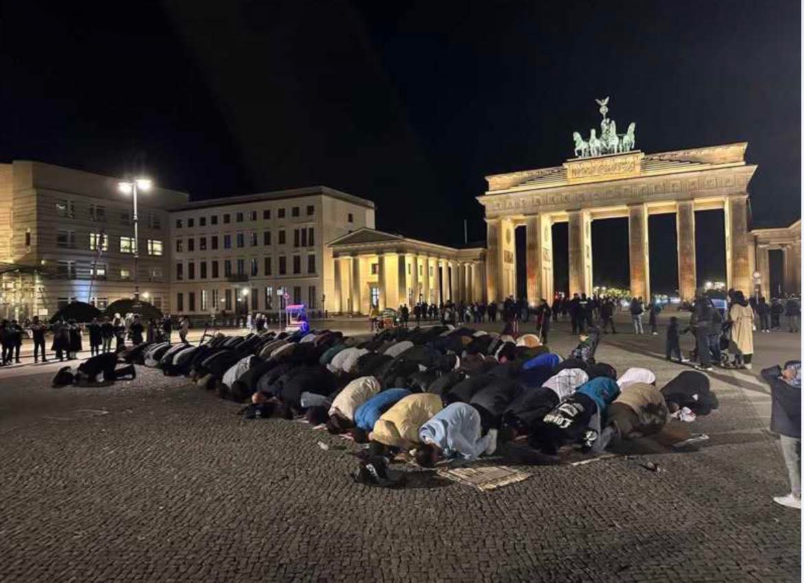 #Stadtbild Berlin: Gestern noch Demo gegen Rechts, heute wird gebetet, #Machtdemonstration.

Ich halte es wie Giorgia Meloni: Der Islam ist mit den westlichen Werten nicht vereinbar!