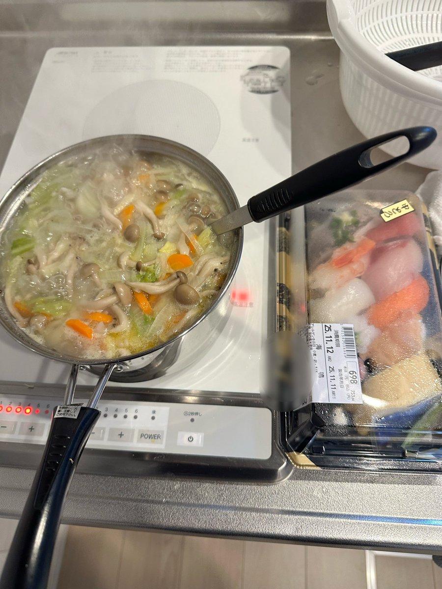 junsasa1's tweet photo. 新潟生活始まりました。やっと落ち着いたので自炊。地元スーパーの野菜を使った鳥塩鍋にお寿司🍣🍲野菜が美味しくお寿司が美味しくて安い😊 https://t.co/43rZmeRCVN