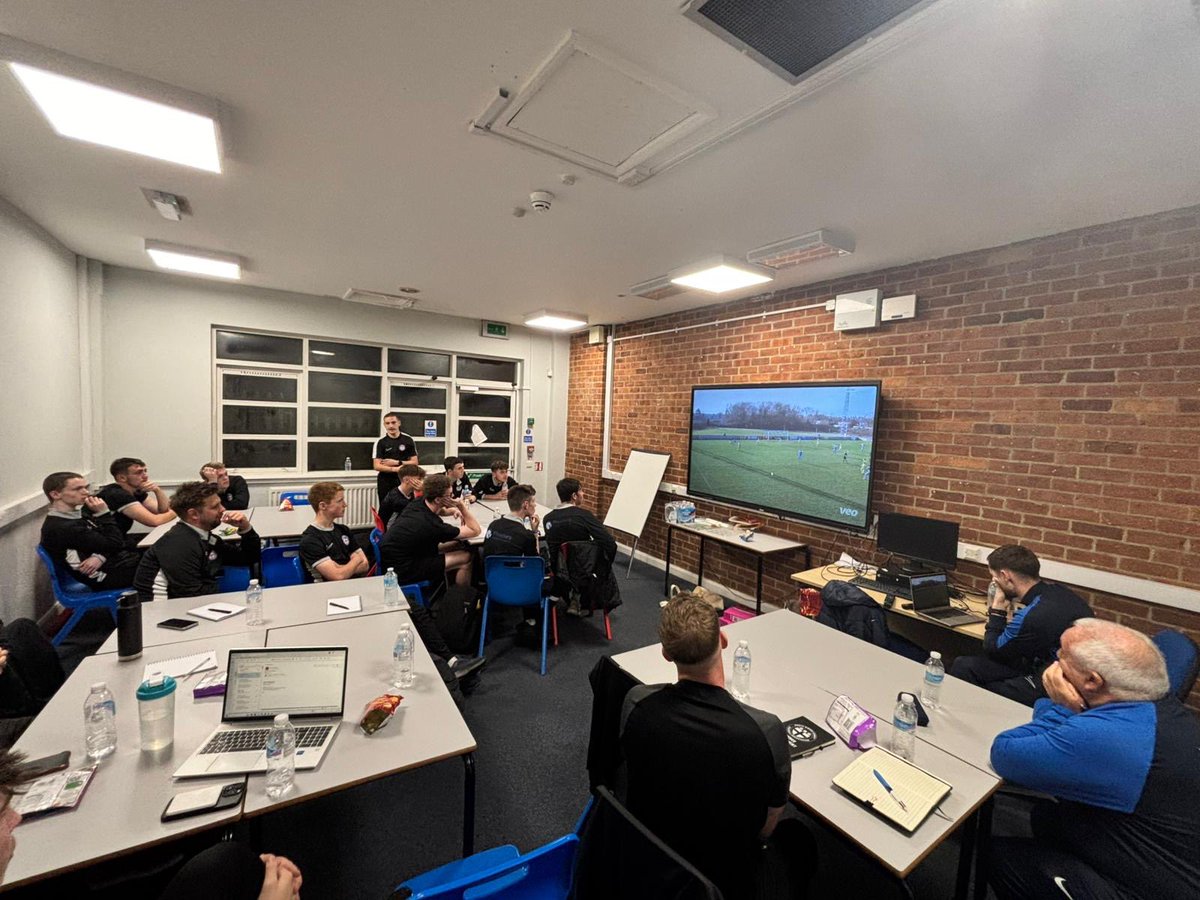 NRCFAREFDEV's tweet image. DEVELOPMENT | Last night was our November @NorthRidingFA @PhostersFM CORE meeting held at @AskhamBryan. The physical focussed on gym based strength &amp;amp; power for refereeing before our L4 referees provided analysis on their own clips from the season so far in the classroom💪😀