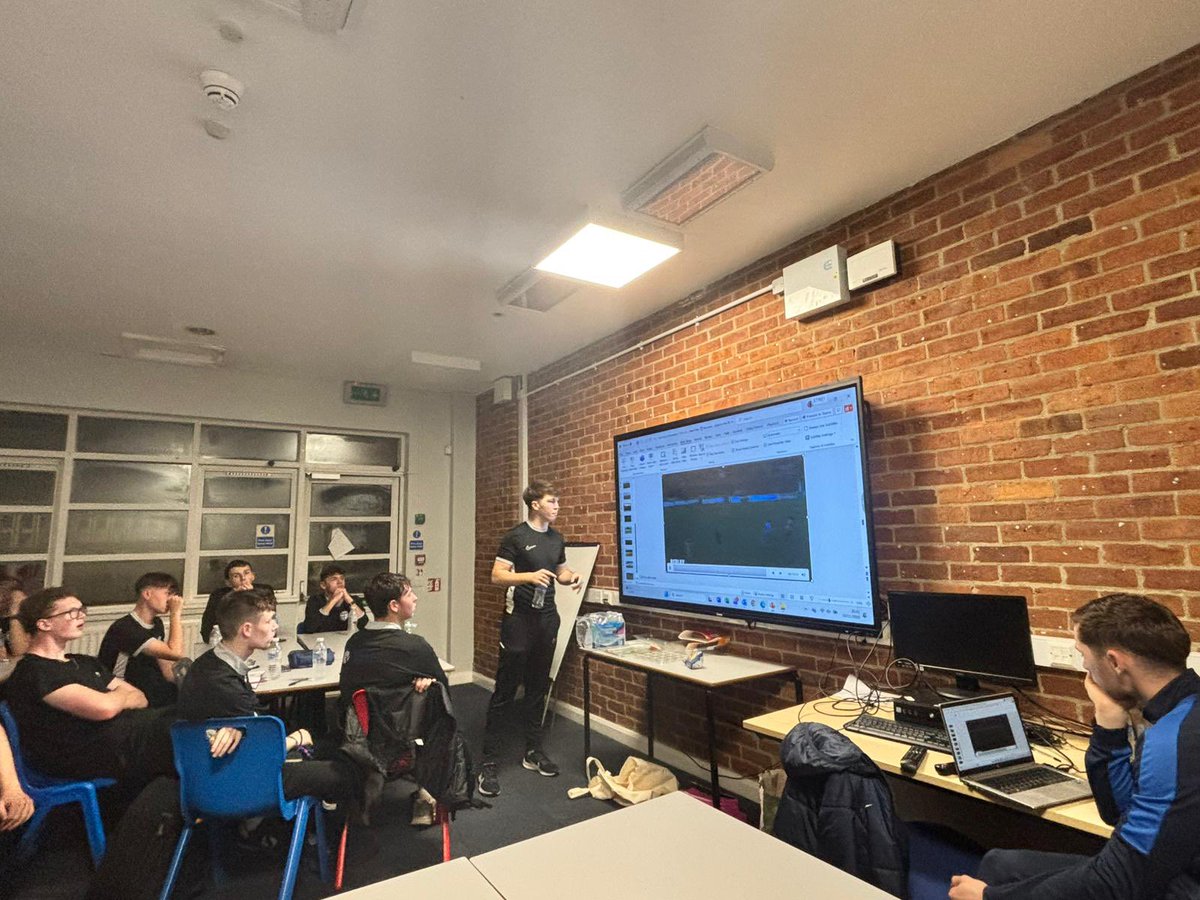 NRCFAREFDEV's tweet image. DEVELOPMENT | Last night was our November @NorthRidingFA @PhostersFM CORE meeting held at @AskhamBryan. The physical focussed on gym based strength &amp;amp; power for refereeing before our L4 referees provided analysis on their own clips from the season so far in the classroom💪😀