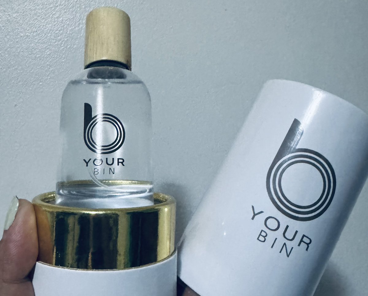 BiyanKet's tweet photo. Ang bango ng Your BIN 🥲
VVB irelease na ito. Baka maubos ko na ‘to bago niyo pa ipromo ah 😅
But seriously, it really smells good! Since very nice din ang packaging, it can be a good gift for your loved ones this Christmas! 🎄
#RabinAngeles
#YourBIN https://t.co/6VROPHrqW2