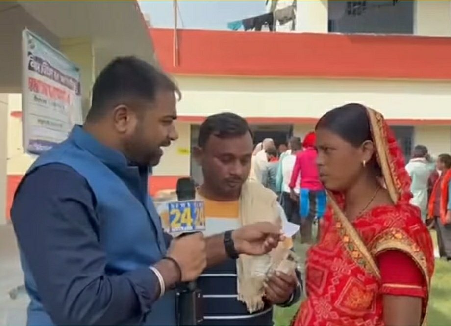 KraantiKumar's tweet photo. REPORTER : का बात है, आपने वोट किया या नही.

PREETI DEVI : हमको बोल रहे हैं तुम्हारा वोट हो चुका है. जबकि हम वोट किए ही नही हैं.

घटना कटिहार के मनिहारी विधानसभा के बूथ नंबर 188 की है.

जब महिला ने वोट किया ही नही. तो उसके नाम पर दूसरे किसी ने कैसे वोट कर लिया. क्या यह है चुनाव आयोग की तैयारी ?

महिला का नाम वोटर लिस्ट है, उसके पास इलेक्शन कमीशन का आइडेंटिटी कार्ड भी है. उसके नाम पर दूसरा कोई वोट कर चला गया, यह तो चुनाव प्रक्रिया में भारी चूक है.