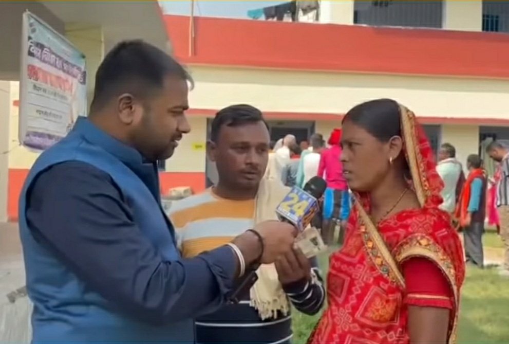 KraantiKumar's tweet photo. REPORTER : का बात है, आपने वोट किया या नही.

PREETI DEVI : हमको बोल रहे हैं तुम्हारा वोट हो चुका है. जबकि हम वोट किए ही नही हैं.

घटना कटिहार के मनिहारी विधानसभा के बूथ नंबर 188 की है.

जब महिला ने वोट किया ही नही. तो उसके नाम पर दूसरे किसी ने कैसे वोट कर लिया. क्या यह है चुनाव आयोग की तैयारी ?

महिला का नाम वोटर लिस्ट है, उसके पास इलेक्शन कमीशन का आइडेंटिटी कार्ड भी है. उसके नाम पर दूसरा कोई वोट कर चला गया, यह तो चुनाव प्रक्रिया में भारी चूक है.