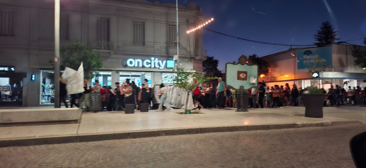 mariogaloppo's tweet photo. Rafaela. Marcha ayer en reclamo de justicia por Iván Ávila, vecino de barrio 2 de Abril, quien falleció la semana pasada luego de haber sido alcanzado por una bala durante un enfrentamiento armado en la zona. https://t.co/YJxUeYRf5G