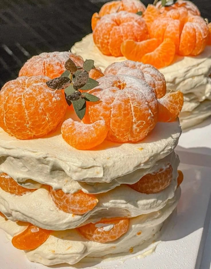 Ох, что-то я совсем забыл, что у меня сегодня день рождения! Кто хочет тортик? Сам готовил)🧡