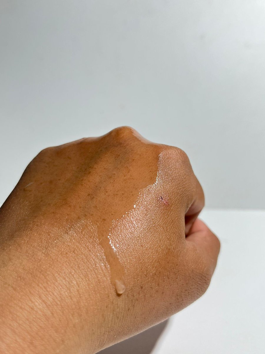 natriadelani's tweet photo. Teksturnya juga cair, ringan banget seringan air, jadi no worry buat kulit berminyak ga akan berasa lengket sama sekali. Karena botolnya juga pakai spray praktis banget bisa tinggal semprot aja atau bisa banget kalau mau pakai kapas. https://t.co/A2H4qpcPUq