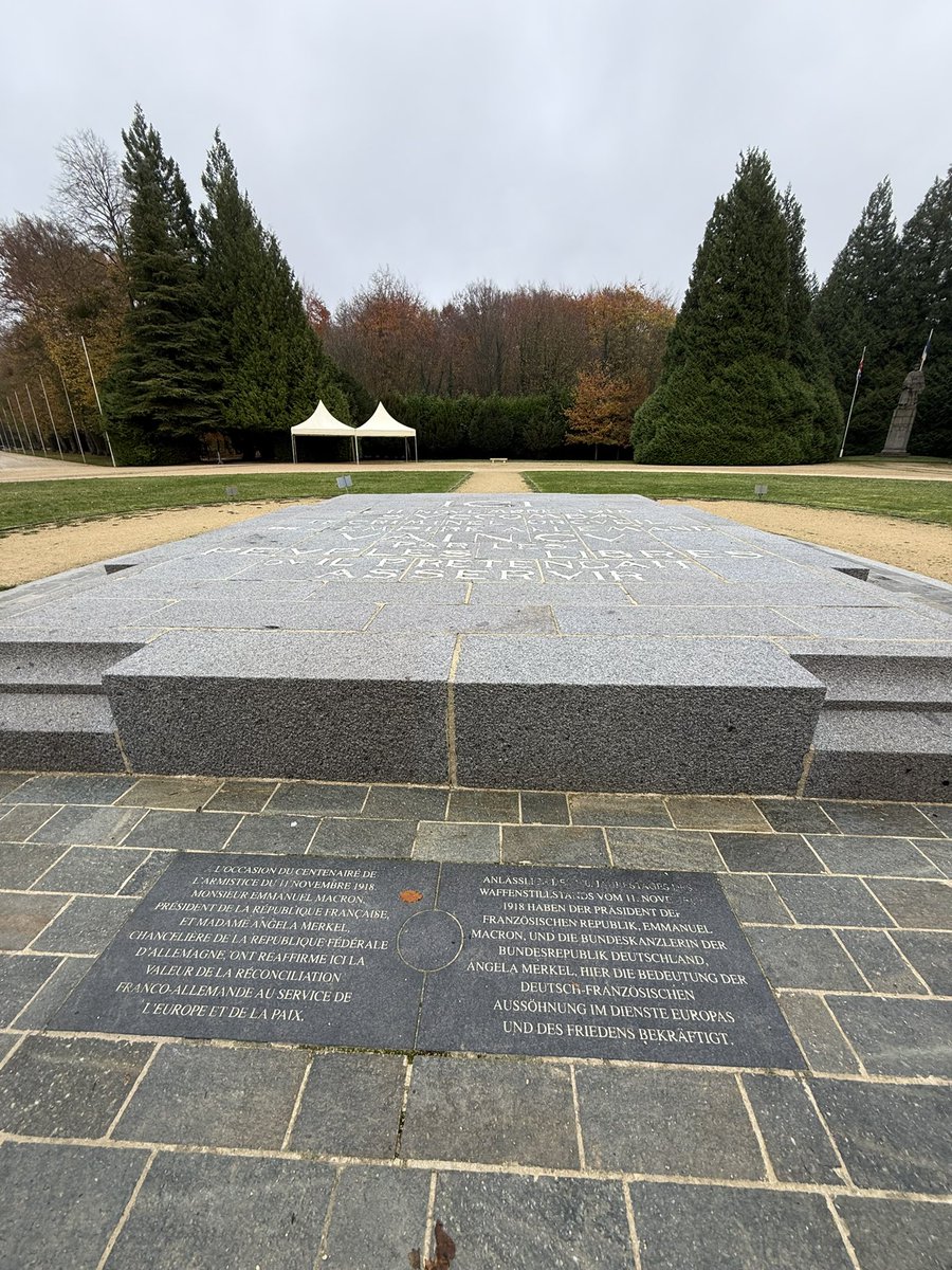 JPCarpentierUE's tweet photo. Sur le chemin du retour, je me suis rendu à #Rethondes à la #clairière de l’#Armistice pour rendre #hommage aux #soldats #morts pour la #France.

Leur courage, leur sacrifice, leurs vies fauchées ne sont pas vains.

#Honneur #Gloire #Humanité https://t.co/vRoNMhojHY