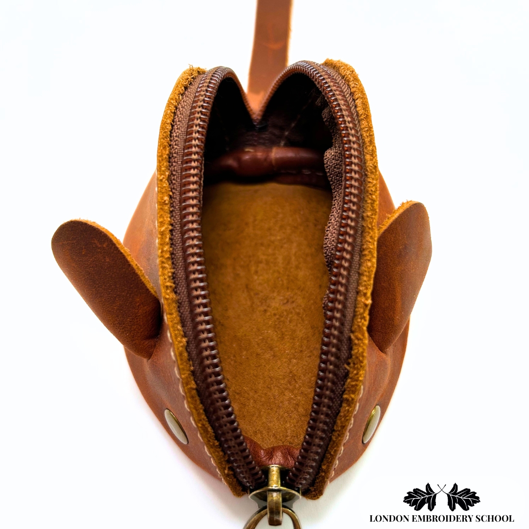 LondonEmbSchool's tweet image. Space for all your favourite goodies 

#leatherpouch #sewingtools #embroiderytools