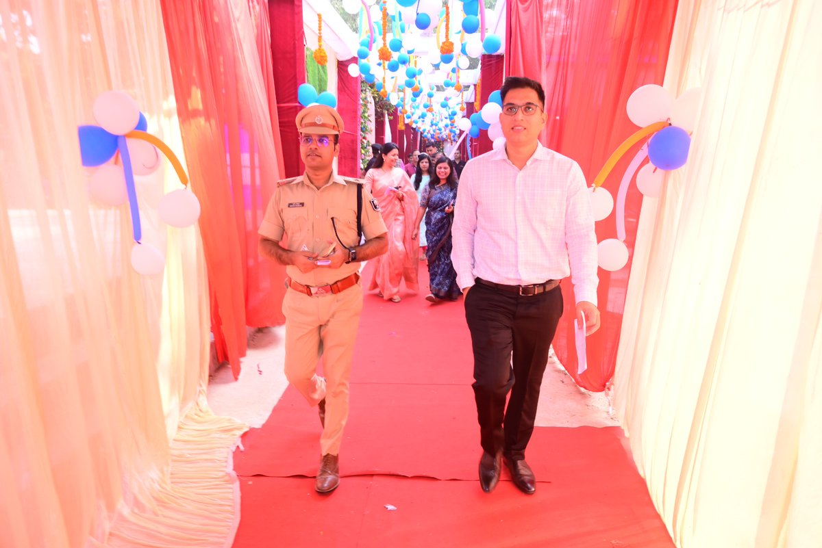 19-मोतिहारी विधानसभा निर्वाचन क्षेत्र अंतर्गत मतदान केंद्र संख्या 209, महावीर मध्य विद्यालय लूअटहा मोतिहारी में जिलाधिकारी एवं पुलिस अधीक्षक महोदय द्वारा अपने परिवार के साथ मतदान किया गया और सेल्फी ली गई। <a href="/CEOBihar/">Chief Electoral Officer, Bihar</a> <a href="/ECISVEEP/">Election Commission of India</a>