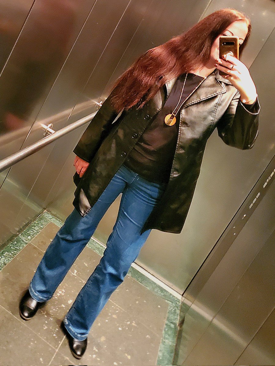 Heute hüpfe ich nicht im Aufzug 😄 Aber ich hab grundlos gute Laune 😊