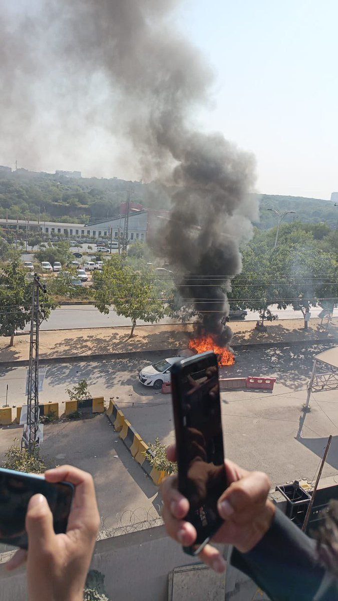 bvishnoi29's tweet photo. Explain outside Islamabad court 🔥 ⭐
#Pakistan #Islamabad
explosion #IslamabadBlast #JudicialComplex #G11 #InvestigationNow #CondemnTerrorism #ProtectCivilians #SeekFactsNotRumours #EmergencyResponse #PakistanNews #PublicSafety https://t.co/jCMtI5qqLS