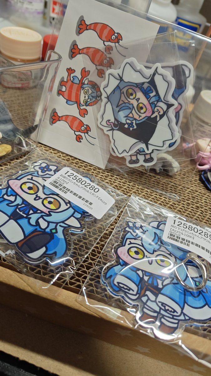 なんか届いてると思ったらいさぴさんグッズだった
さて、どこ付けよう