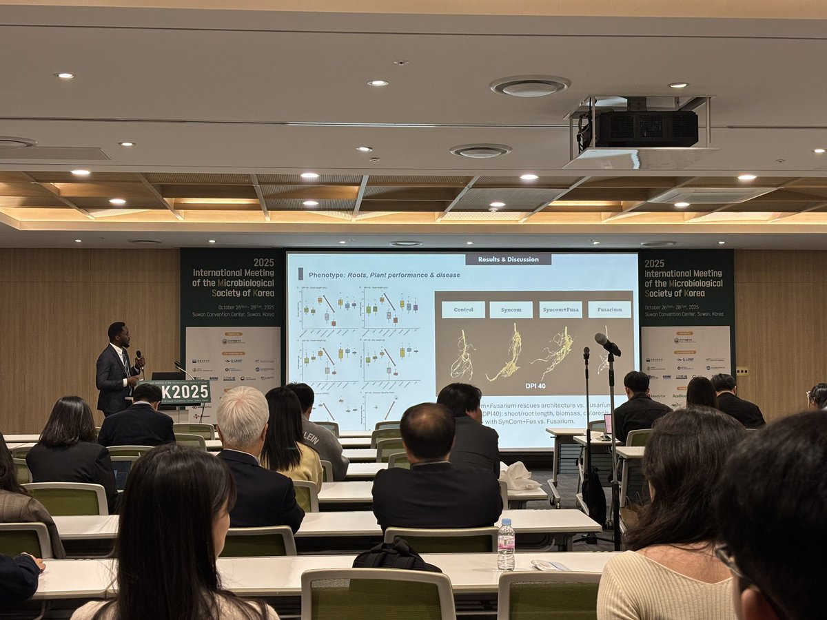 ElectionNet's tweet image. #Suwon - Un chercheur congolais, @OjTino, a été honoré en recevant le prestigieux Member Academic Award (회원학술상) lors de la réunion internationale de la Microbiological Society of Korea (MSK2025). Cette distinction souligne l’excellence de la recherche congolaise à l’échelle…