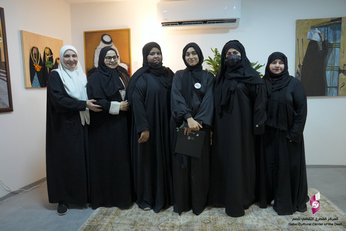 لليوم الثاني عرض الاعمال الفنية للفتيات الصم  في معرض "فريج الفن" بدرب الساعي
   تحت إشراف عايدة الملا وميساء السعدي، يتواصل لليوم الثاني في درب الساعي، وسط أجواء فنية مفعمة بالإبداع والتفاعل. وقد شهد المعرض حضورًا لافتًا ومشاركة متميزة من الفنانتين نجلاء آل خليفة وفاطمة الملا،