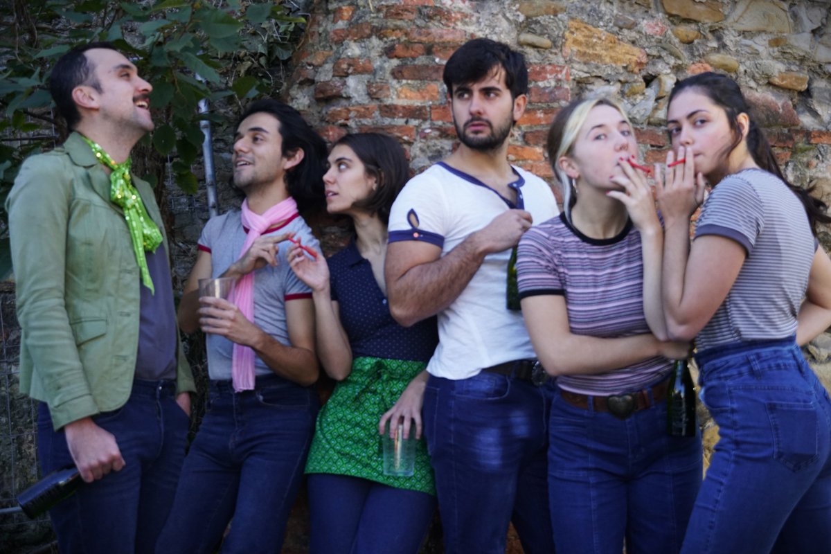 MURO DE PIEDRA
6-23 noviembre
Es la historia de un recuerdo. El recuerdo olvidado del Pasaje Begoña. Un pequeño callejón de Torremolinos, donde en plena represión franquista se podía vivir en libertad. 
bit.ly/3WVjcSF
#gaztekonpainia #teatro #pabellón6 #bilbao