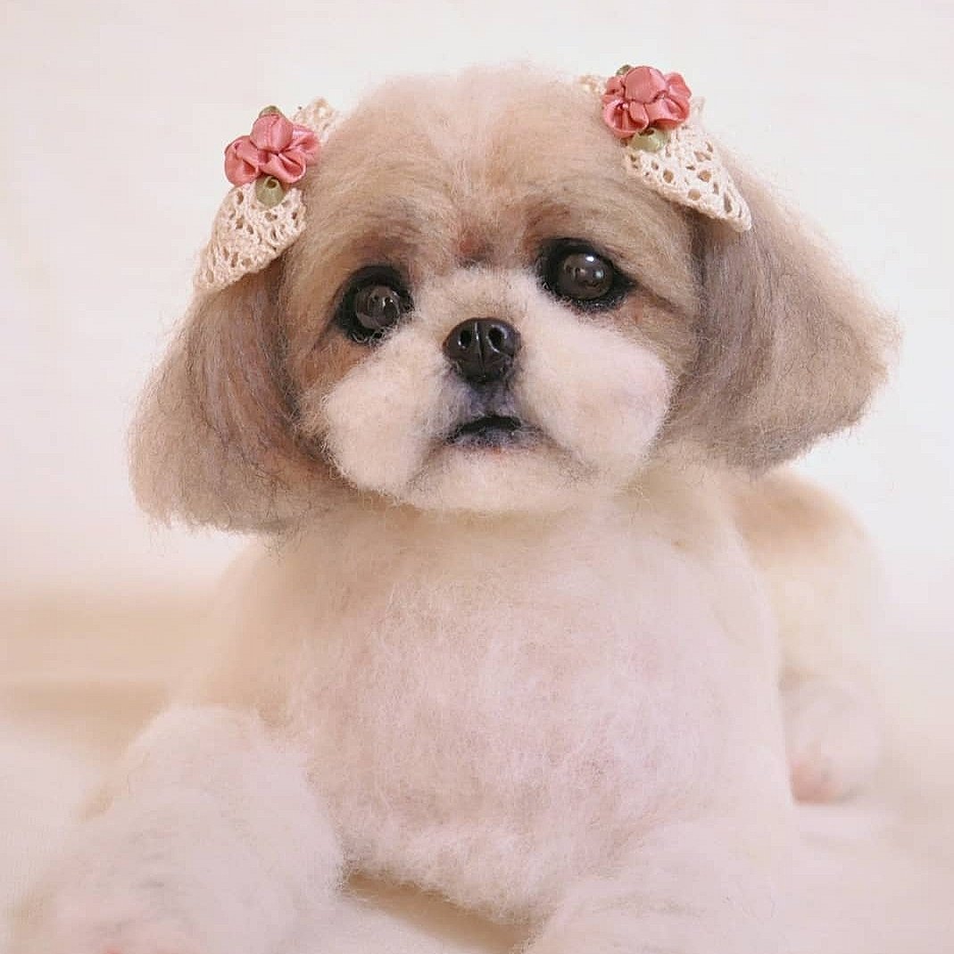 Satoyoumou's tweet photo. 今日は昔飼っていた愛犬コロの命日でした。画像は４年ほど前にコロをモデルに制作した作品。旅立ってから20年以上経ちますがいまだに思い出しては切なくなります。
そして羊毛を始めたきっかけにもなった子です☺️コロのおかげで今までたくさんの出逢いやご縁を頂きました。
#羊毛フェルト
#シーズー https://t.co/Q3WQFo5wor