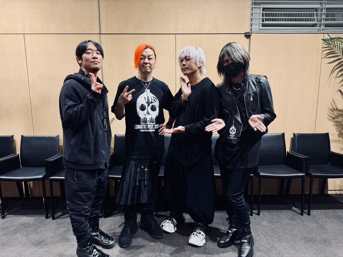 Pinakano's tweet photo. ルナフェス初日。
完璧な演奏を見せた淳士さん、圧倒的なステージ、そして真矢さんの登場。“諦めない”という姿勢には、続けてきた人だけが持つ説得力があった。

曲中の細部まで、真矢さんを憑依させているような演奏。曲の締め方やかき回し方に、リスペクトと愛情が詰まっていた。本当に完璧としか言いようのない演奏で、この人たちに憧れてきて良かったと思える瞬間でもあった。

そして2日目、凛として時雨でステージに立つ。LUNA SEAやフロアから求められているものを、ちゃんと届けられた手応えがある。最後のセッションでは恒例のエアドラム。あんな間近でドラムプレイを観られたのは、ご褒美でしかなかったし、フロアにも楽しんでもらえていたら嬉しい。

終演後には多くの方々と挨拶を交わし、淳士さんともゆっくり話せて、本当に貴重で有意義な時間だった。

打ち上げで聞いた話。
セッションの『WISH』の途中、イヤモニが返らず「入れない」となった瞬間、真矢さんが背中を叩いてカウントしてくれたという。バンドや師弟の形が美しすぎて、たくさん泣いてしまった。

バンドや音楽を通じて、人と人の関係そのものが作品であり、強い物語になるんだと思った。また同じ時間を共有できるように、これからも、しっかりとカッコよく生きていきたい。