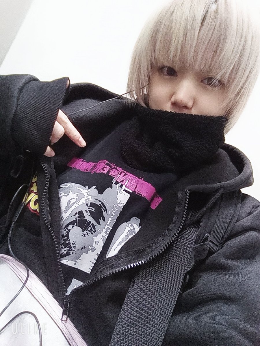 そう4年前の今日[鎖骨折った日]ですね！鎖骨折った4周年！ポッキーの日にポッキリ折れたって覚えやすい日です!!
鎖骨はめちゃくちゃ折れやすいのでみんな気をつけてね!!