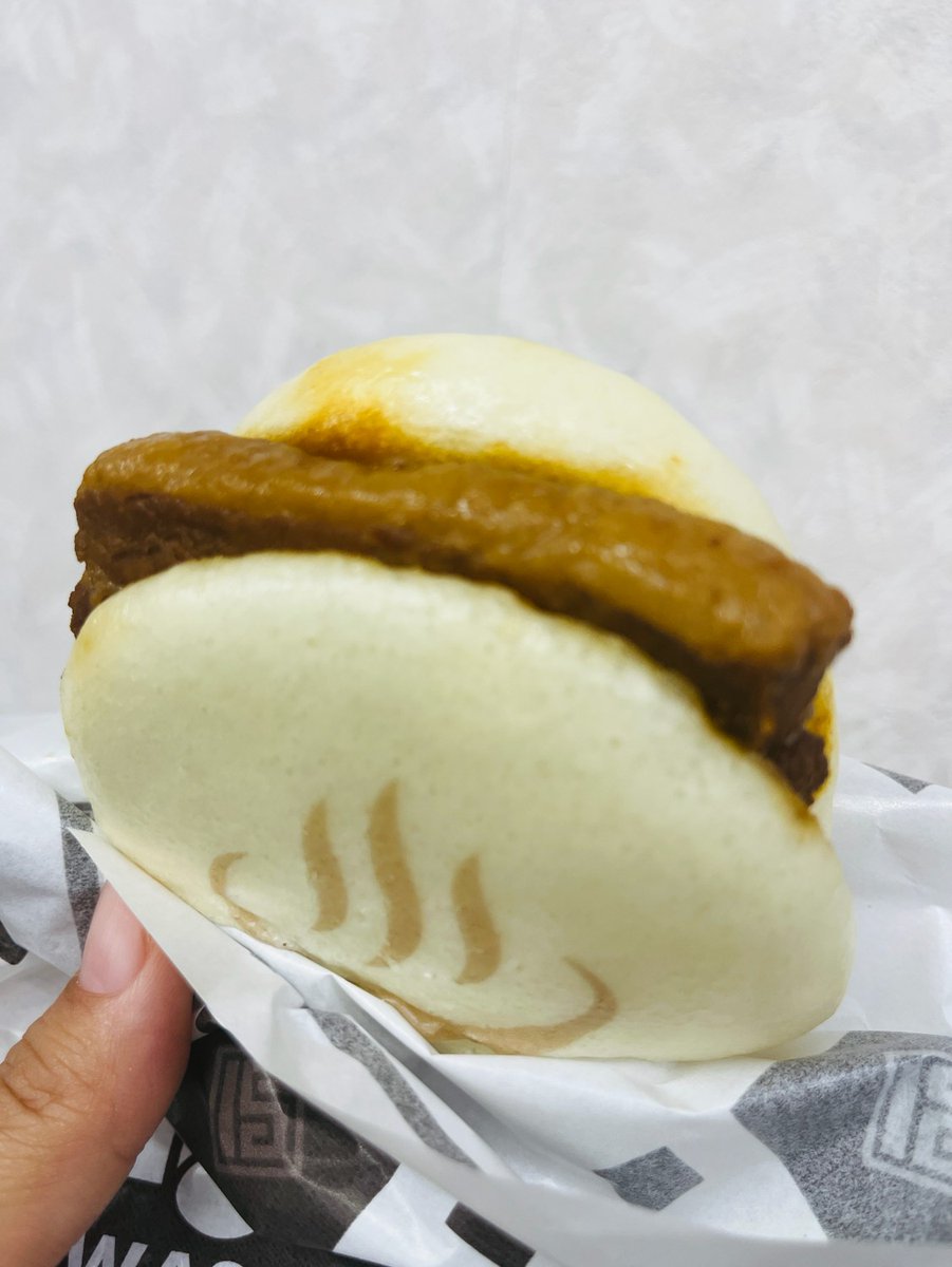 長崎 岩崎本舗 × 大分 Onsen Dolce
九州の食文化をつなぐ「大分角煮まんじゅう」

中津・二反田醤油「三年完熟醤油」を使用した
深みのある旨味が特徴の角煮まんじゅうが登場✨
濃厚でありながら後味は驚くほどすっきりと上品！
温泉マークが大分らしさを醸し出します♨