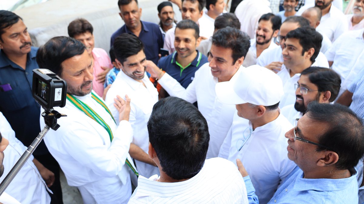 AvtarBhadanaMP's tweet photo. बेटे अर्जुन को जन्मदिन की हार्दिक शुभकामनाएँ। आपकी मेहनत एक दिन अवश्य रंग लाएगी। @arjunbhadana https://t.co/EBcod6iOkL
