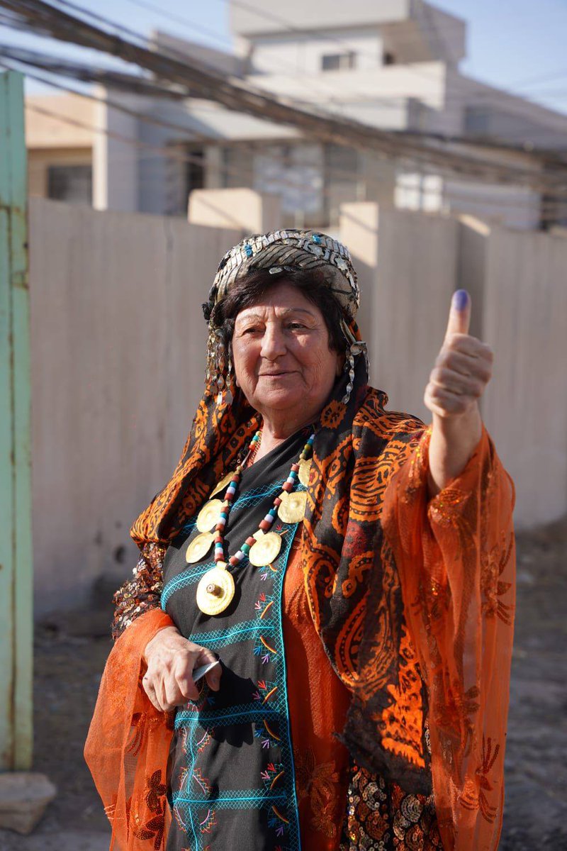 EnglishBasNews's tweet photo. #PHOTO:
Christian women in Erbil’s Ainkawa vote wearing traditional Kurdish clothes.

#IraqElection25 https://t.co/WXYhwPegF0
