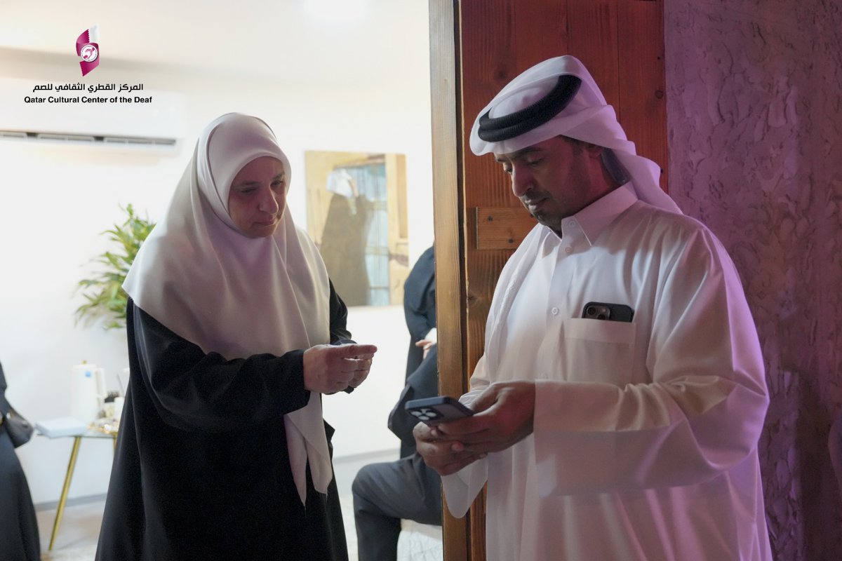 لليوم الثاني عرض الاعمال الفنية للفتيات الصم  في معرض "فريج الفن" بدرب الساعي
   تحت إشراف عايدة الملا وميساء السعدي، يتواصل لليوم الثاني في درب الساعي، وسط أجواء فنية مفعمة بالإبداع والتفاعل. وقد شهد المعرض حضورًا لافتًا ومشاركة متميزة من الفنانتين نجلاء آل خليفة وفاطمة الملا،