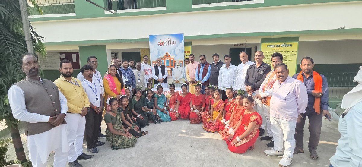 जनजातीय पखवाड़ा के तहत उत्क्रमित उच्च विद्यालय डेबो में आयोजित आदिवसी नृत्य कार्यक्रम में शामिल हुआ।
​स्कूल की प्रतिभावान छात्राओं द्वारा प्रस्तुत अद्भुत परंपरागत नृत्य ने सबका मन मोह लिया। हमारी समृद्ध संस्कृति की ये मनमोहक झलक हृदय को छू गई।
​#जनजातीयपखवाड़ा  #बरही #संस्कृति