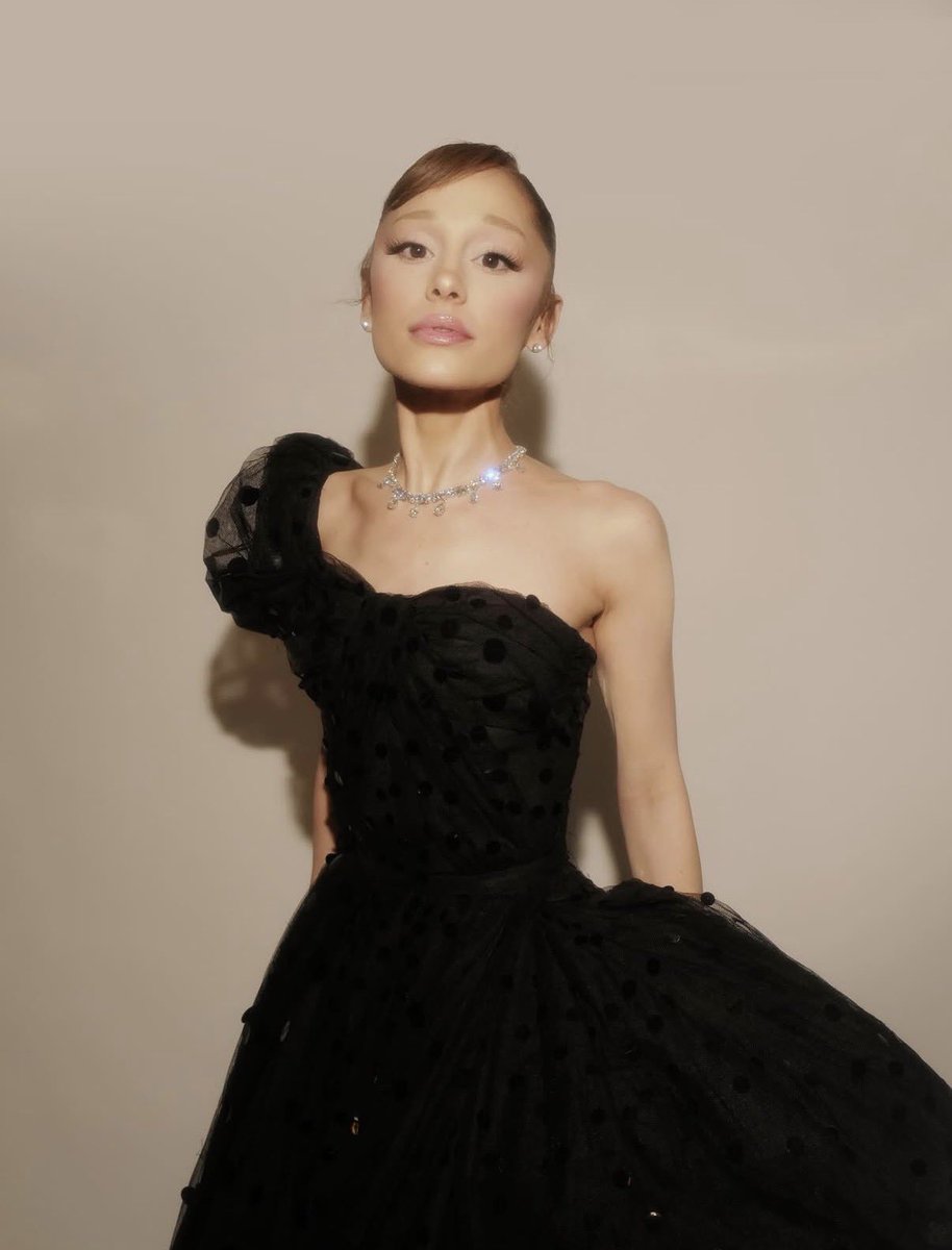 Ariana Grande told British Vogue that this was the look she was most excited about for the press tour 🖤