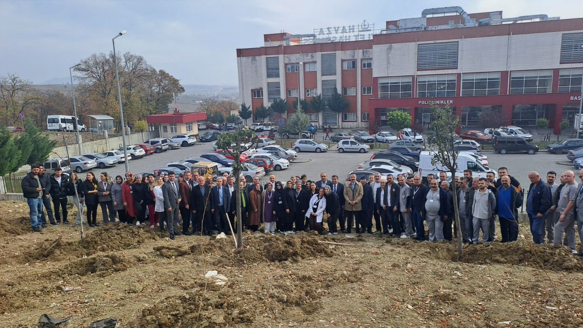 🌳 11 Kasım Milli Ağaçlandırma Günü #HerAile1FidanSevdamızYeşilVatan
Kaymakamımız Sn Mustafa AYVAT, Belediye Başkanımız Sn Av. Murat İKİZ ve İlçe Milli Eğitim Müdürümüz Sn M. Oğuz ERTUĞ,Havza Meslek Yüksekokulu ve Havza Devlet Hastanesi bahçesinde fidanları toprakla buluşturdular