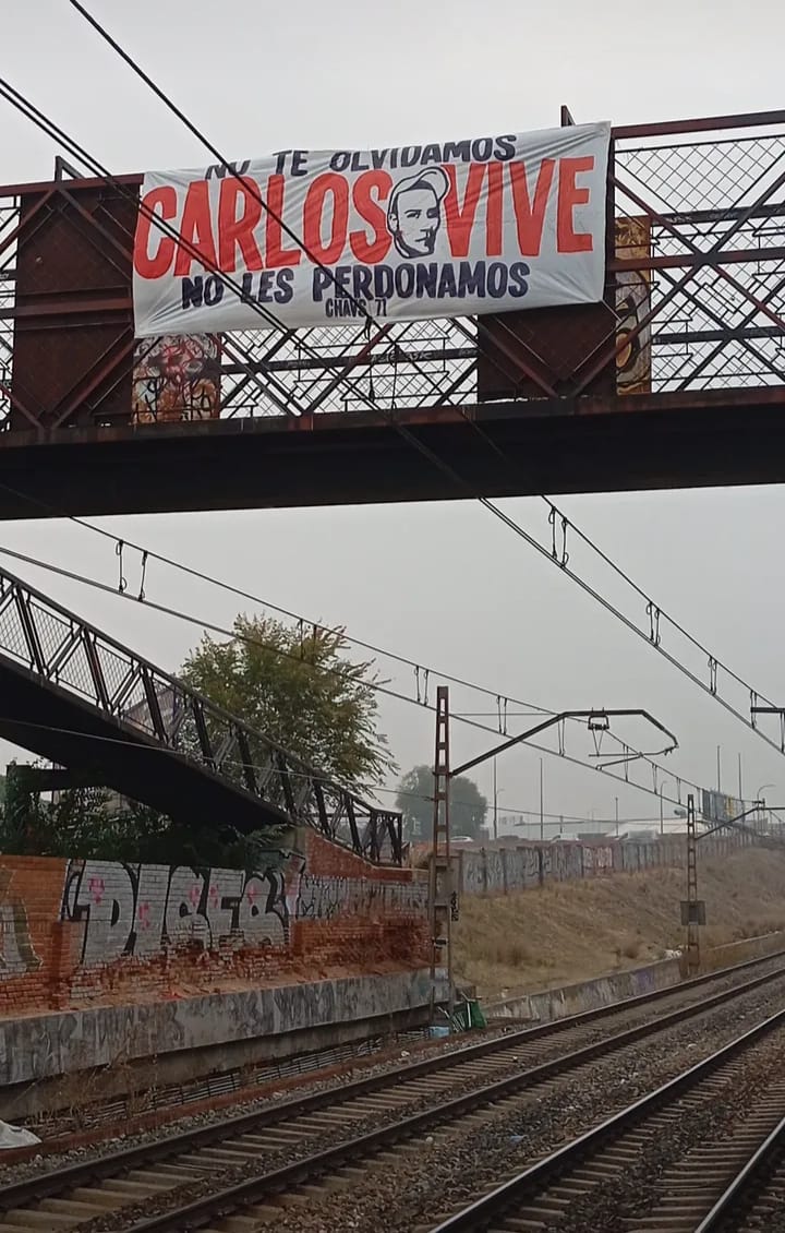 Dieciocho años han pasado desde que un militar neonazi le arrebató la vida a un joven de dieciséis años que acudía a protestar contra una manifestación racista que iba a tener lugar en el barrio multicultural de Usera.

¡Carlos, repetimos: no te olvidamos, no les perdonamos!