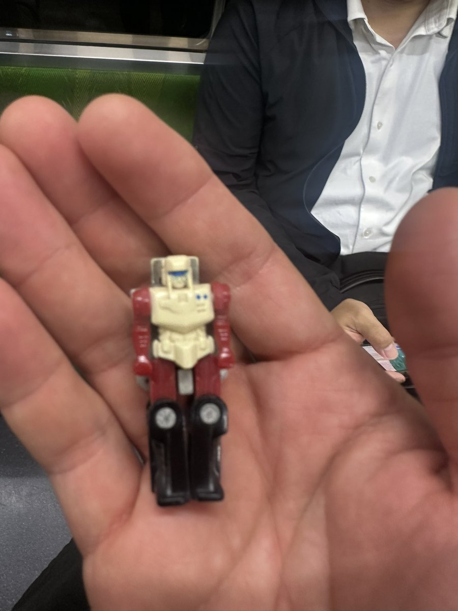 masterforce78's tweet image. えっ、自分も、いつも心にジンライアイアコーンを持ち歩いてるんだけど、、、
ジンライに届くかな、
#ゴッドマスター
#トランスフォーマー
#ジンライ
#ゴッドジンライ