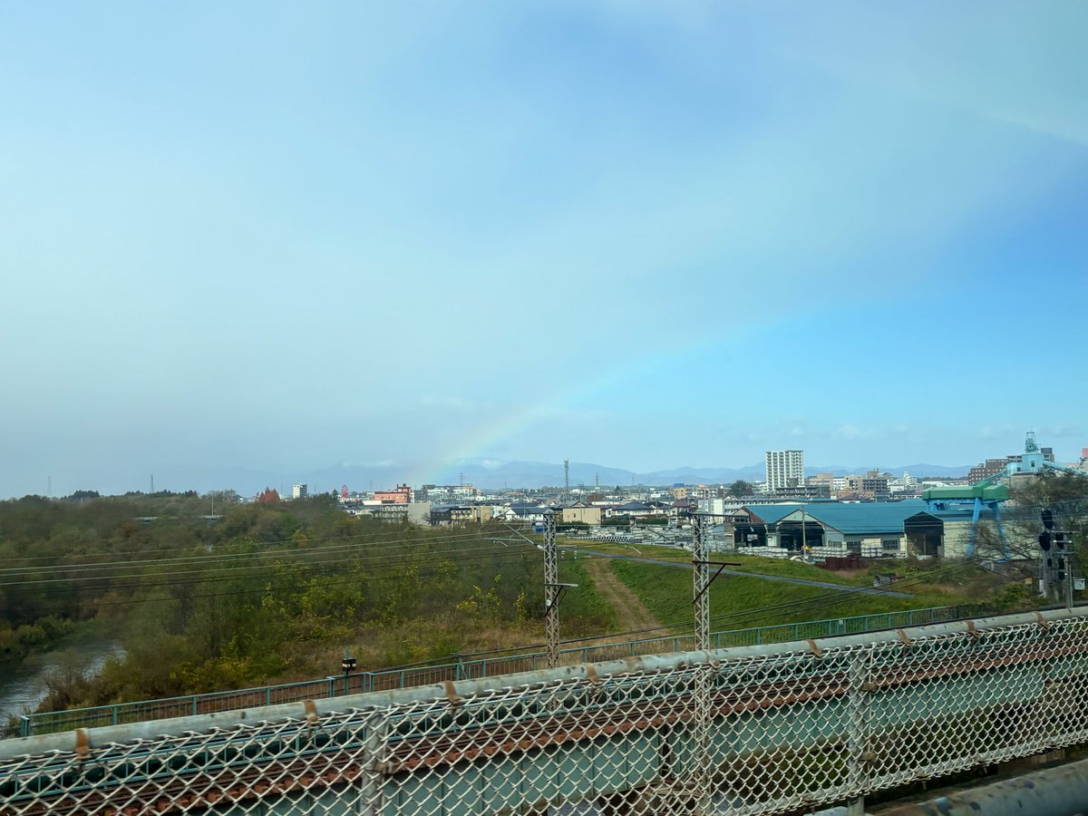 新幹線乗って車窓を眺めてたら、福島と北上で2回も虹を見た🌈