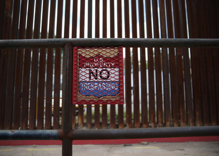 A ognuno il proprio confine

La storia di Alì, arrivato in Italia a 12 anni e sospeso tra due paesi, e quella di un villaggio messicano che trasforma l’esperienza della migrazione in una “camminata notturna” per non dimenticare chi è rimasto indietro. <a href="/Radio24_news/">Radio 24</a> <a href="/matteocaccia/">matteo caccia</a>