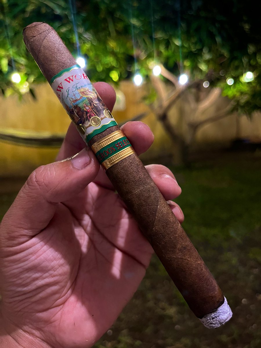 MCD192969's tweet photo. AJF
New World Cameroon
Churchill

💨💨

#cigars
#葉巻 https://t.co/LtnVZtbOHs