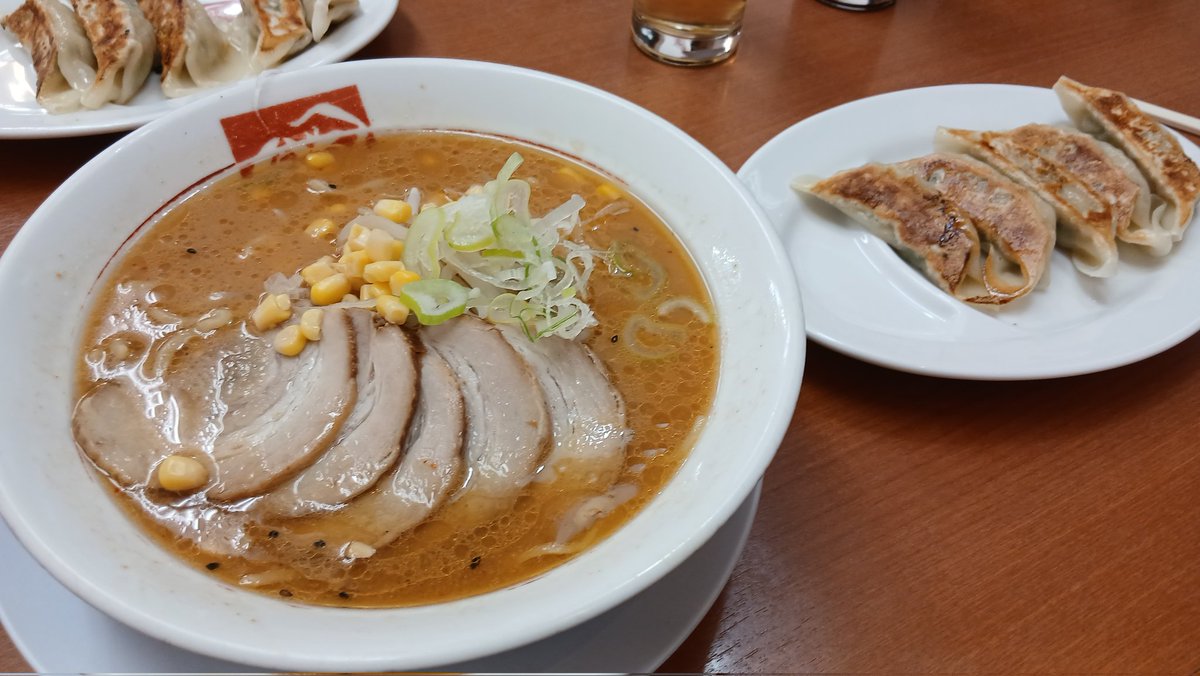 takelalapo's tweet photo. 今晩は次男と外食。ラーメン食べてきました🍜🍥😋✌
奥さん一人コンサート出掛けたので🎤🎶🕺たまにはえーか？😅

#今日の晩ごはん
#味噌チャー��ュー🐷
#塩バターコーン🌽
#餃子🥟
#備忘録✏️
#推し活🎤🕺 https://t.co/4EjLsbCxGa