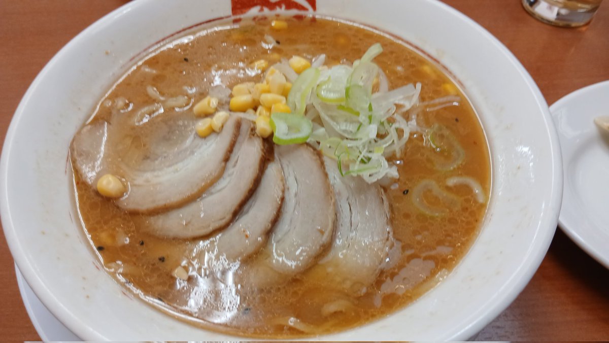 takelalapo's tweet photo. 今晩は次男と外食。ラーメン食べてきました🍜🍥😋✌
奥さん一人コンサート出掛けたので🎤🎶🕺たまにはえーか？😅

#今日の晩ごはん
#味噌チャー��ュー🐷
#塩バターコーン🌽
#餃子🥟
#備忘録✏️
#推し活🎤🕺 https://t.co/4EjLsbCxGa