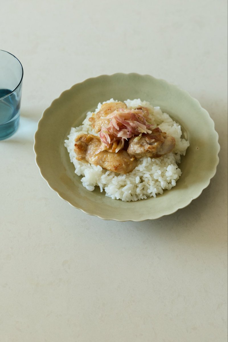akari_hasegawa's tweet photo. 塩焼き鶏もも肉withみょうがレモンソースのせごはん。みょうがのうすピンク色が美しい https://t.co/lTefHeR6G5