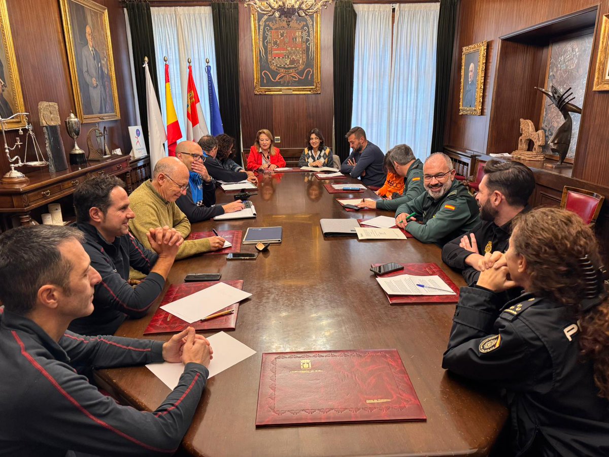 🟩 Junta Local de Seguridad del XXXI Campo a Través de #Soria. Dispositivo coordinado para el 16/11 en Valonsadero. Previsión: 5.000–6.000 personas y ~400 vehículos.
🏃‍♀️ 15/11, 17–20 h: entrenamiento en plaza de las Mujeres.
Prueba Gold. 
<a href="/Ayto_Soria/">Ayuntamiento de Soria</a> 
crossdesoria.com