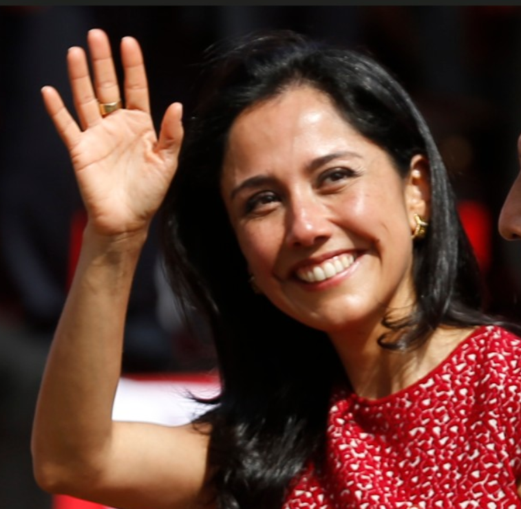 Midiagem_'s tweet photo. 🇧🇷 Toffoli volta a agir e suspende provas da Lava Jato usadas contra ex-primeira-dama do Peru

O ministro Dias Toffoli, do STF, suspendeu o uso de provas da Operação Lava Jato em processos contra Nadine Heredia, ex-primeira-dama do Peru e esposa do ex-presidente Ollanta Humala. A decisão impede o compartilhamento de dados obtidos dos sistemas da Odebrecht — o Drousys e o My Web Day — com a Justiça peruana.

Heredia, que vive no Brasil desde abril e pediu asilo diplomático, foi condenada junto do marido a 15 anos de prisão no Peru por lavagem de dinheiro, sob suspeita de receber recursos ilegais da empreiteira brasileira.

Toffoli alegou “irregularidades” na obtenção das provas e aplicou o mesmo entendimento que vem sendo usado para anular investigações e condenações da Lava Jato — reforçando o desmonte da maior operação anticorrupção da história do país.

A decisão também impede qualquer cooperação internacional com o governo peruano baseada nesses elementos.

Mais uma vez, o STF demonstra que a era Lava Jato está sendo enterrada de vez — dentro e fora do Brasil.

#STF #Toffoli #LavaJato #Odebrecht #Peru #Corrupção #Midiagem
