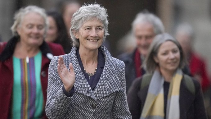 rte's tweet image. 📺 The Presidential Inauguration is live on RTÉ One 11.15am today.
📲 A live ISL version will broadcast simultaneously on the RTÉ News Channel and RTÉ Player 
📲 Follow live updates here: rte.ie/news/2025/1111… 

@IrishDeafSoc #irishsignlanguage