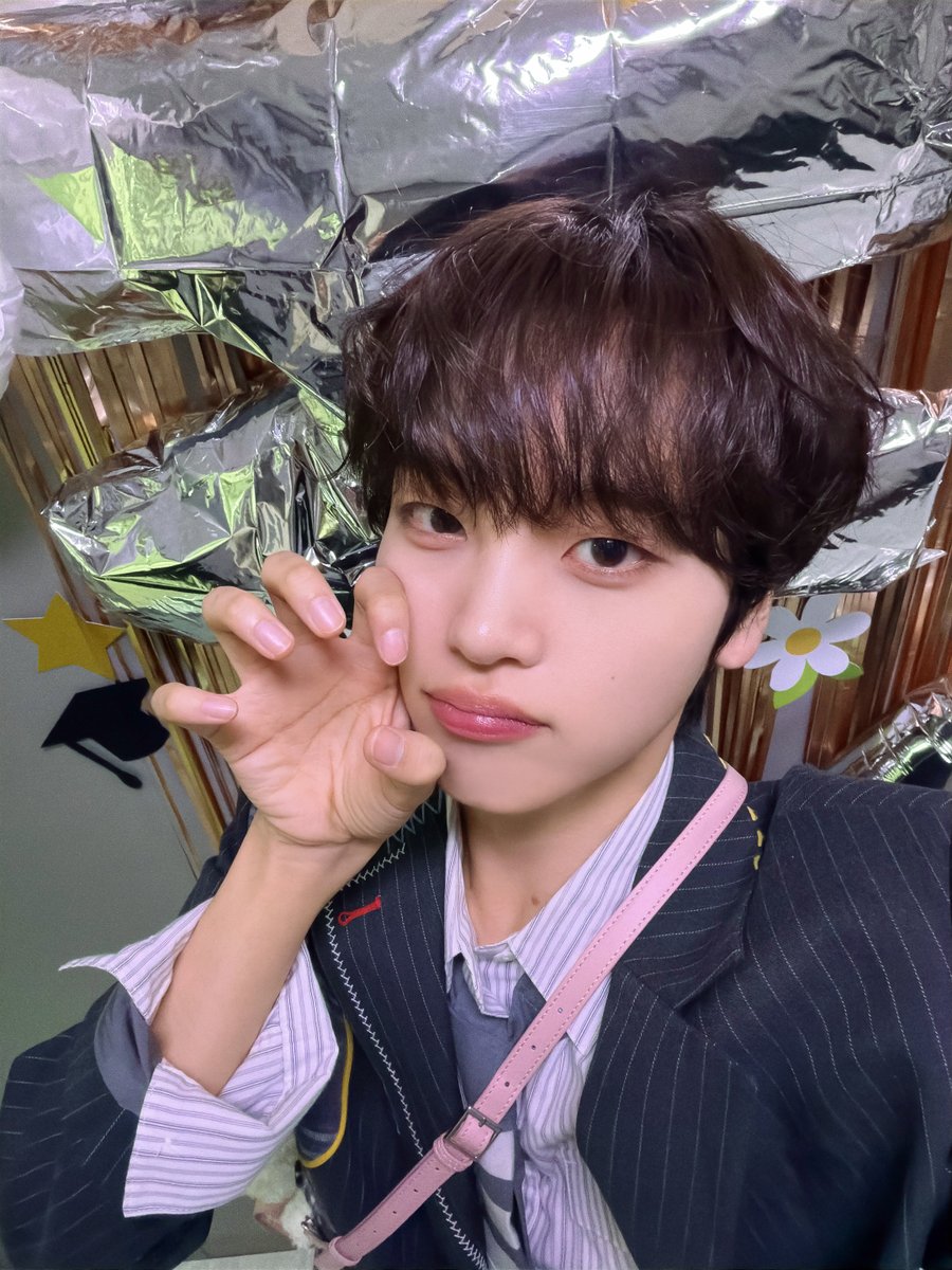 CRAVITYstarship's tweet photo. [📸] 251111
SBS funE #더쇼 
⠀ 
꿀빵강쥐로 시작해 쏭딩, 몽글쭌까지! 🐶🍮☁️
더쇼 MC로 함께한 시간 동안 변함없이 응원해 준 러비티 감사합니다💗
러비티의 일상에 매주 화요일이 형준이로 가득 찬 하루가 되어 행복하셨길 바라며, 앞으로의 형준이도 많은 관심과 사랑 부탁드려요🫶
러비티 백배로 사랑해💛
⠀
#CRAVITY #크래비티
#형준 #HYEONGJUN
#DaretoCrave_Epilogue
#LemonadeFever