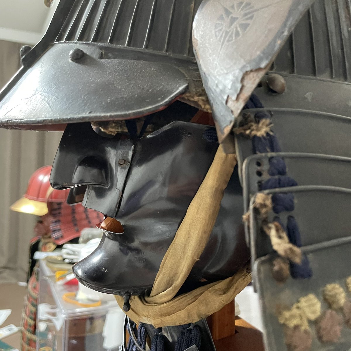 陣笠　家紋・兜 笠で兜 (かぶと) の代用とした『陣笠』の家紋がモデル名の由来となって